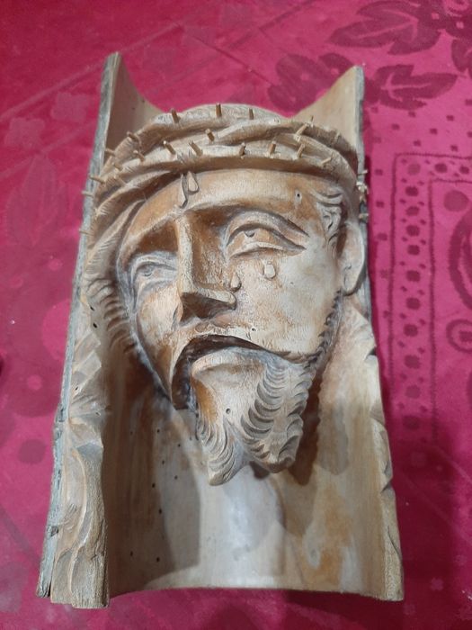Jesus Cristo a chorar esculpido na madeira
