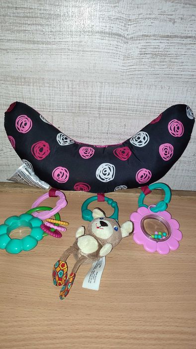 Розвиваючий килимок з іграшками підвісками.