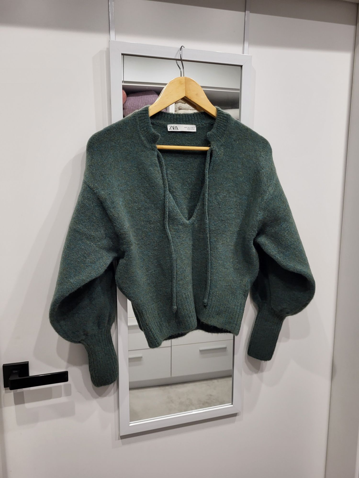 Sweter Zara 36 S krótki szerokie rekawy zielony oliwkowy ciepły modny