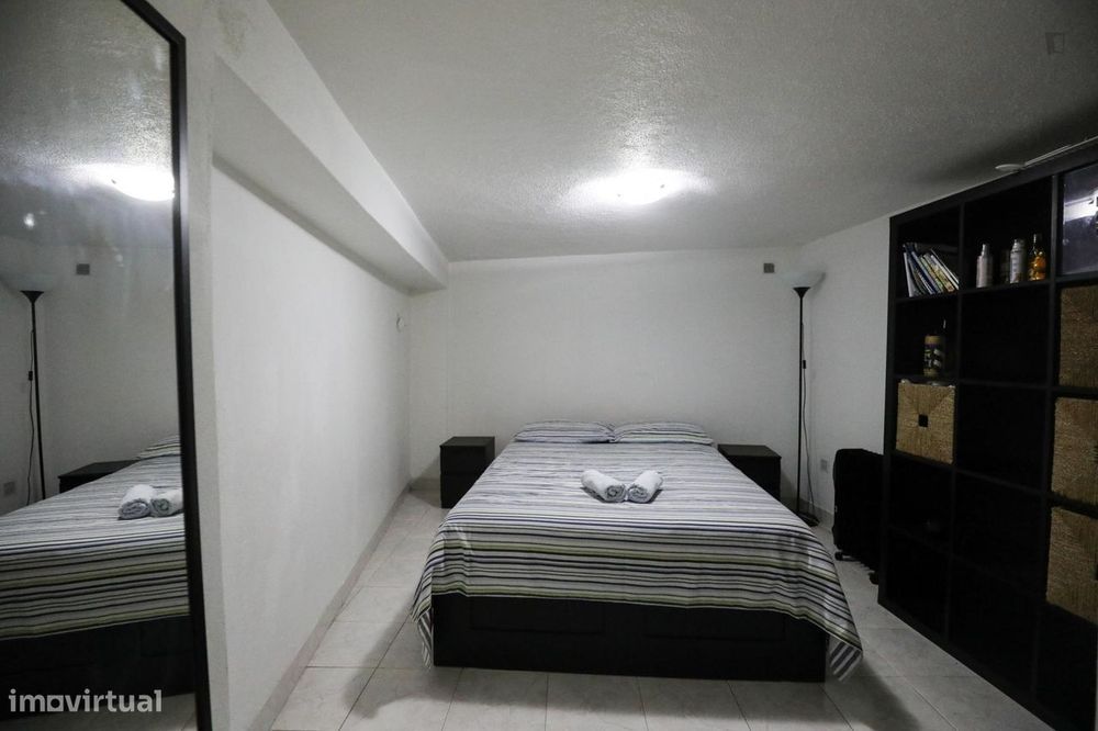 187341 - Quarto com cama de casal em...