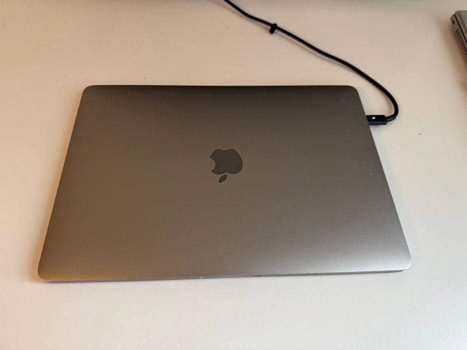 MacBook Pro 13” 2018 (Intel Core i7, 16GB RAM, 512GB SSD) Нова Батарея