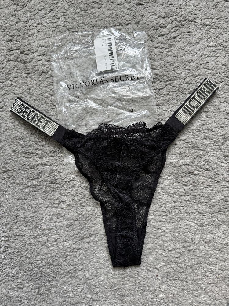 Czarne stringi koronkowe  z kryształkami z logo jak Victoria’s Secret
