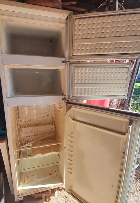 Продам двокамерний холодильний.працює.морозить.треба регулювати .дешев