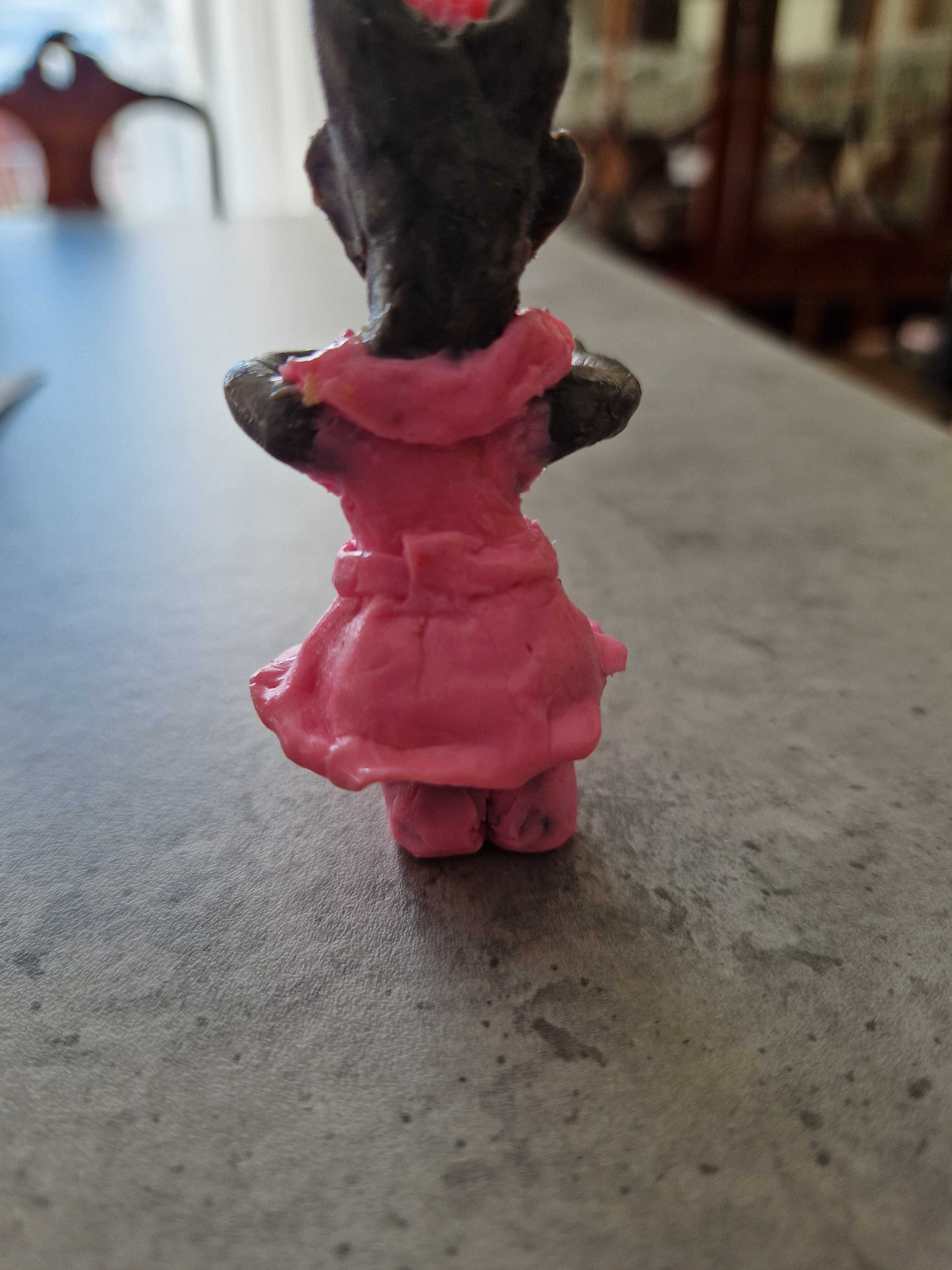 Gata com vestido em cor de rosa feita em argila