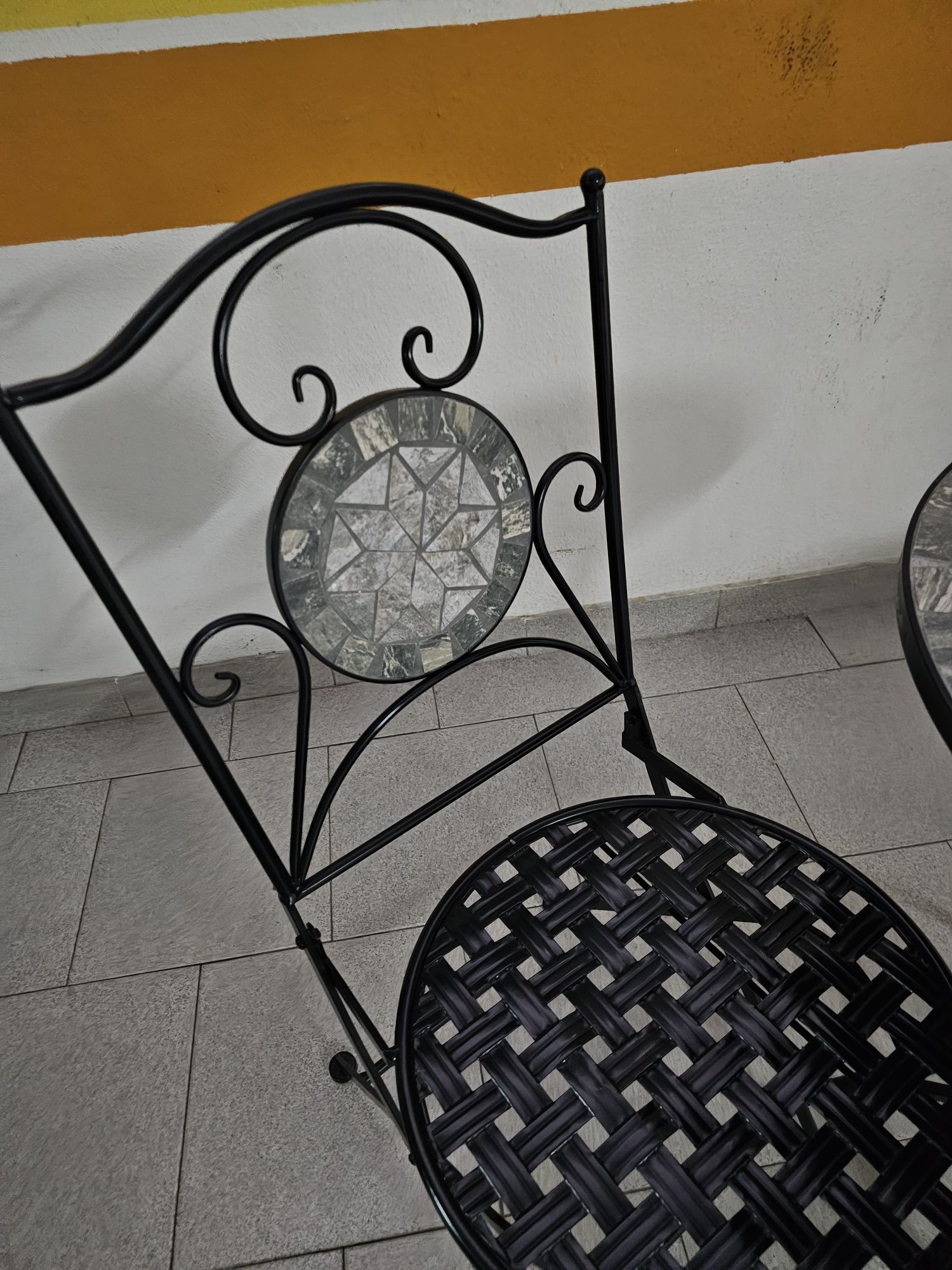 Conjunto mesa e cadeiras