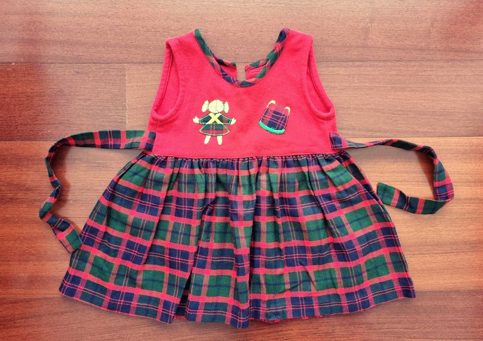 Vestido de inverno com padrão vermelho, azul escuro e verde, tam 24