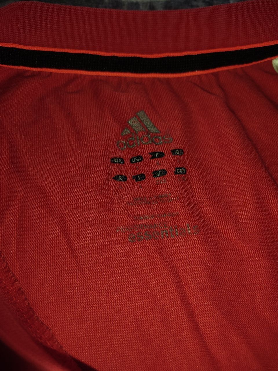 червона футболка adidas