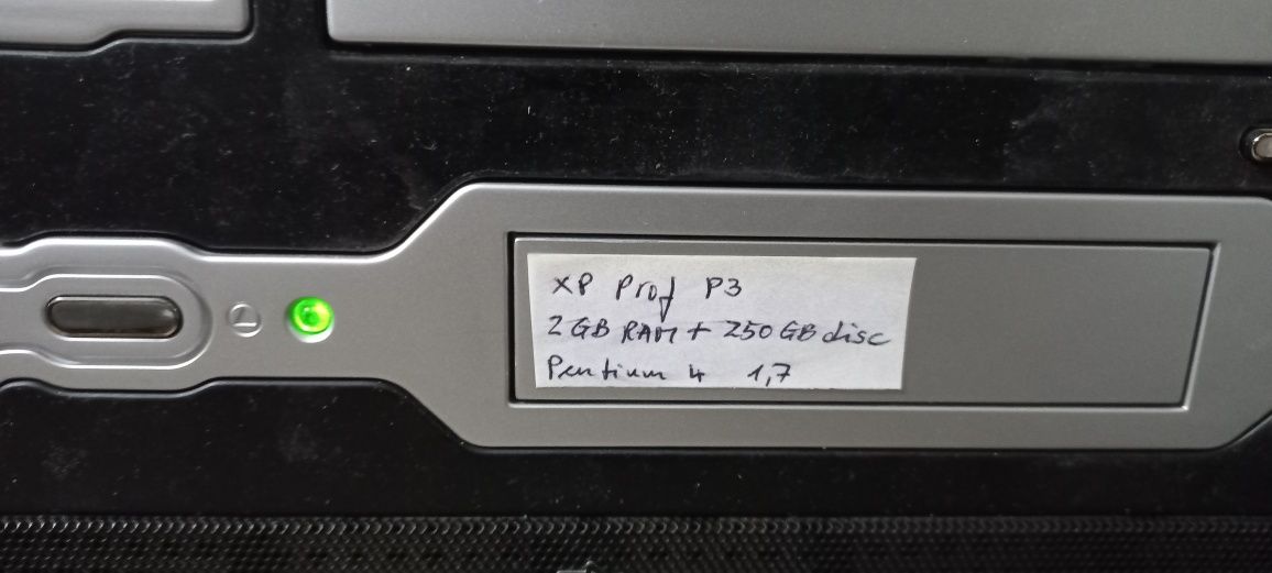 Computador em caixa quadrada