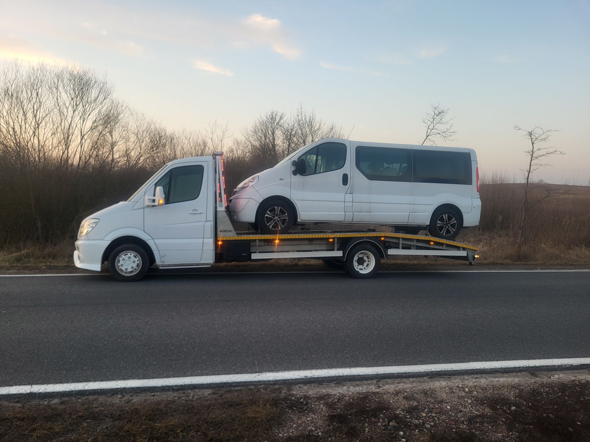 Transport maszyn , pomoc drogowa , auto holowanie , autolaweta .