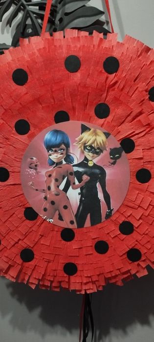 Piniata Biedronka i Czarny Kot 45x 45x 8 cm