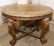 Mesa de apoio antiga com tampo oval