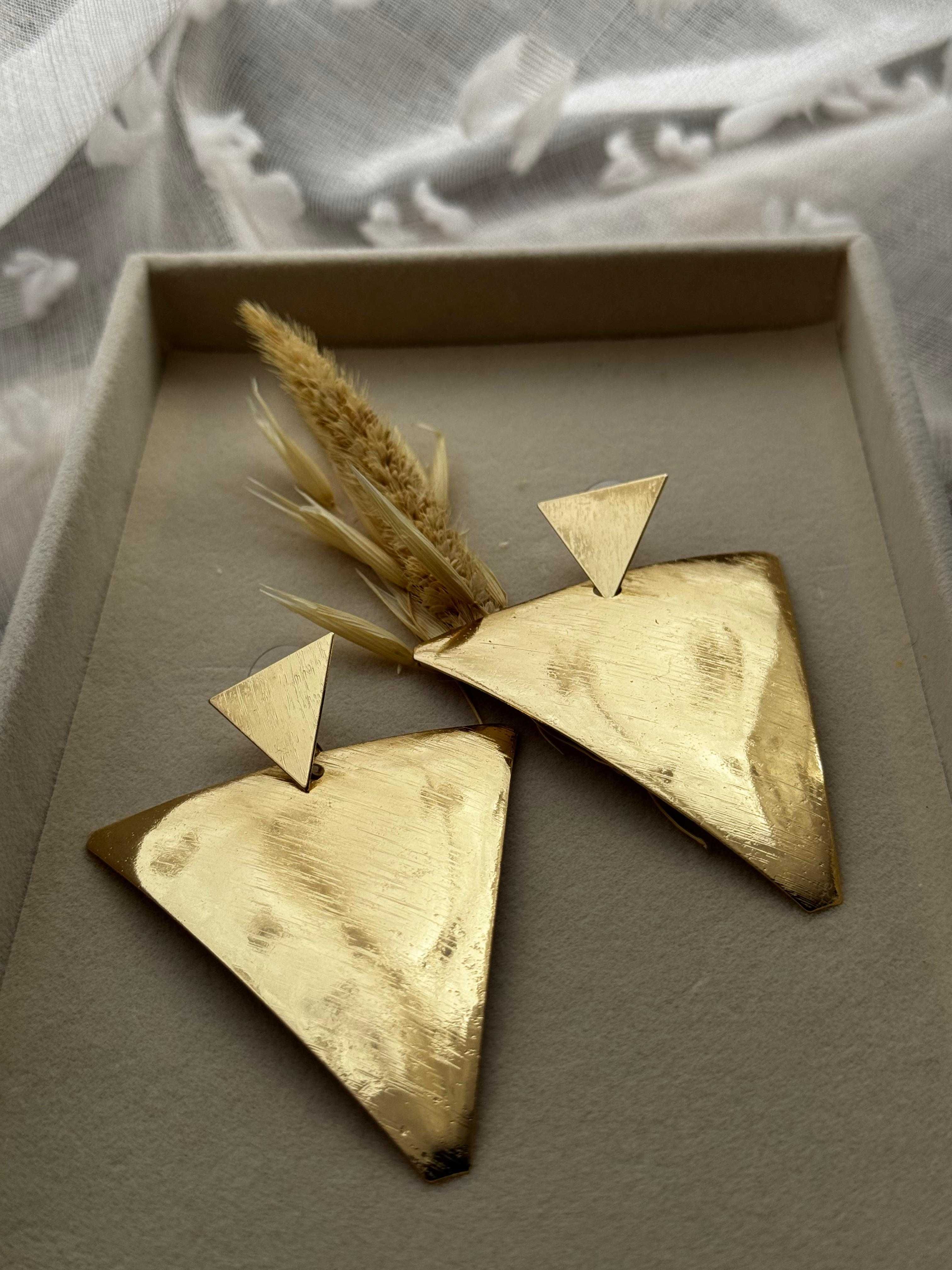 Brincos Dourados Triangulares – Elegância em Dobro