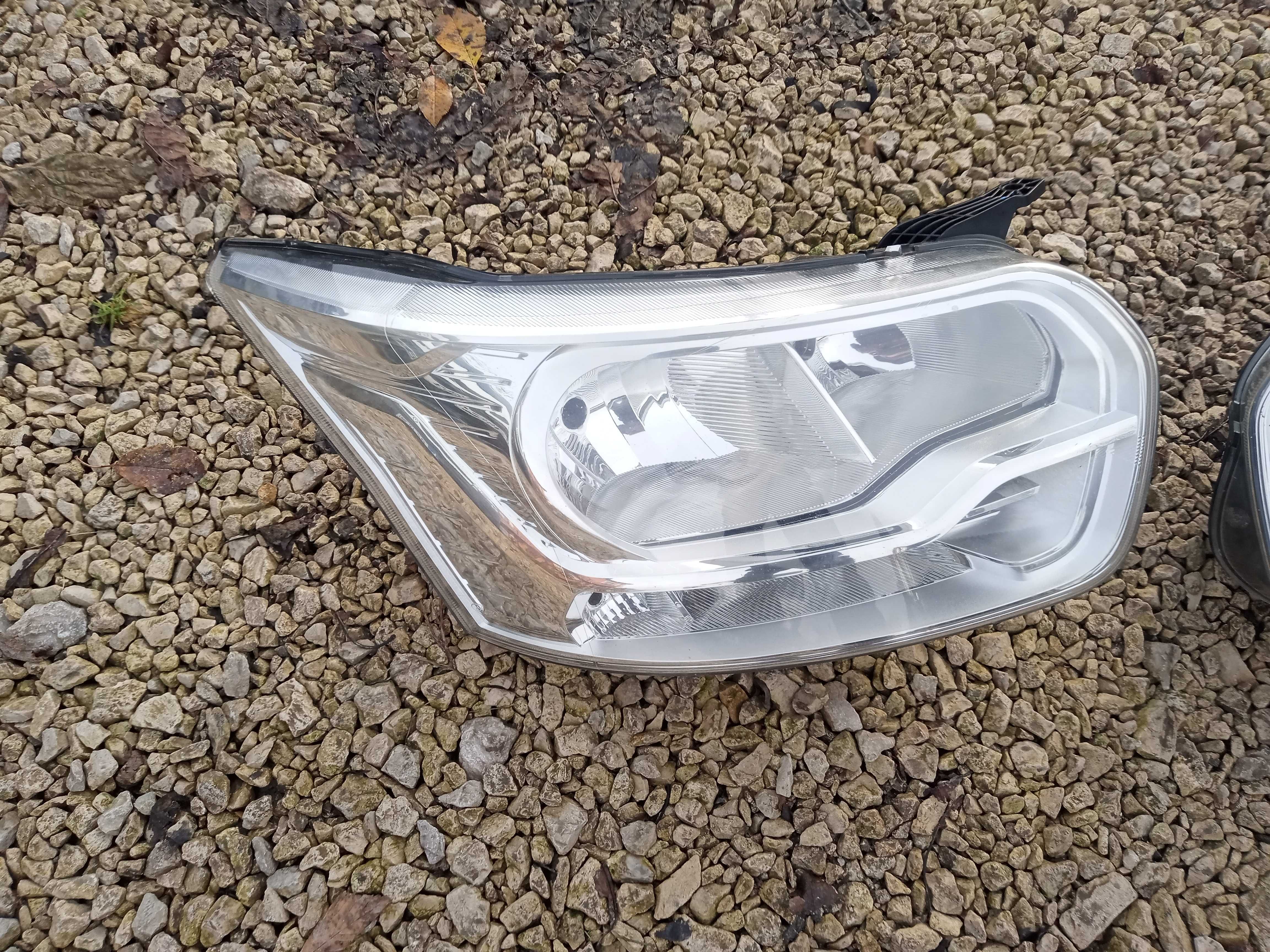 Reflektory lampy przednie Ford Transit MK8  2014> komplet