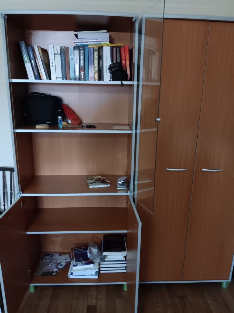 2 Armários de escritório e 1 mesa de trabalho