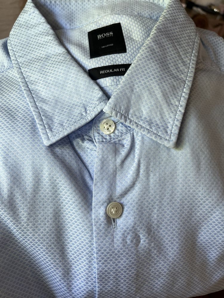 Camisa azul e branca da Boss