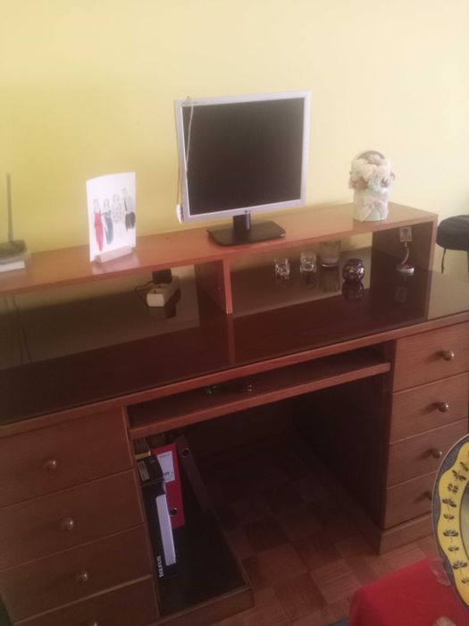 Secretária em madeira muito espaçosa