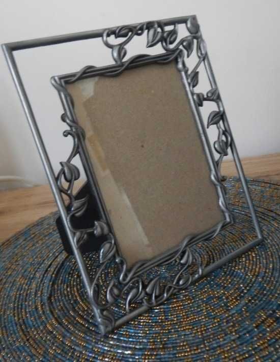 Srebrna metalowa ramka na zdjęcie z ornamentem 16 x 14 cm