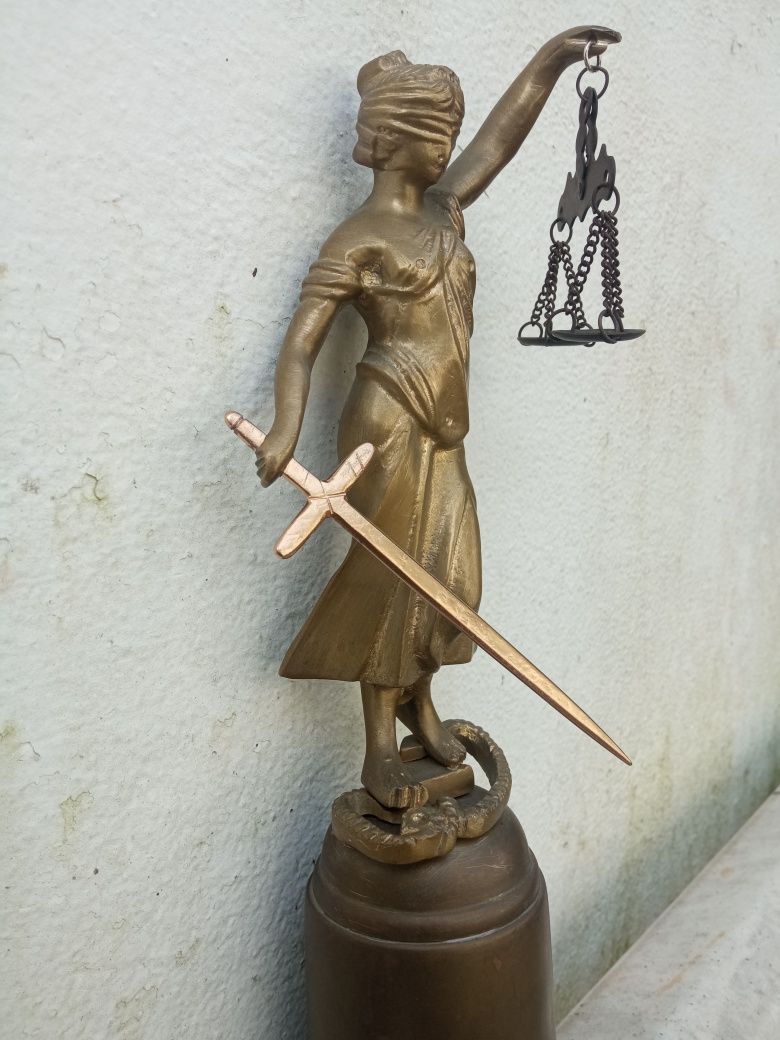 A justiça é cega... Escultura da justiça.