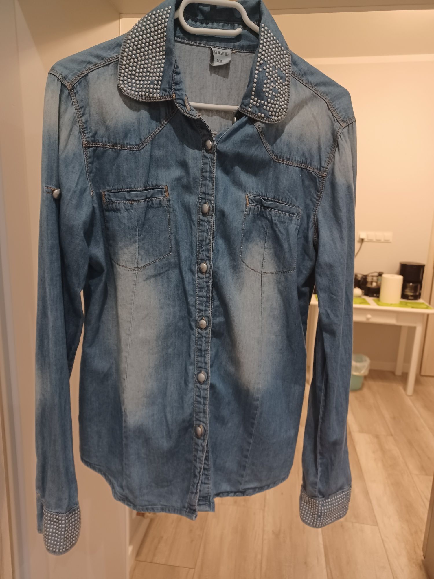 Sprzedam koszule jeansową.