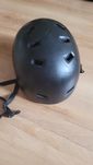 czarny kask orzeszek