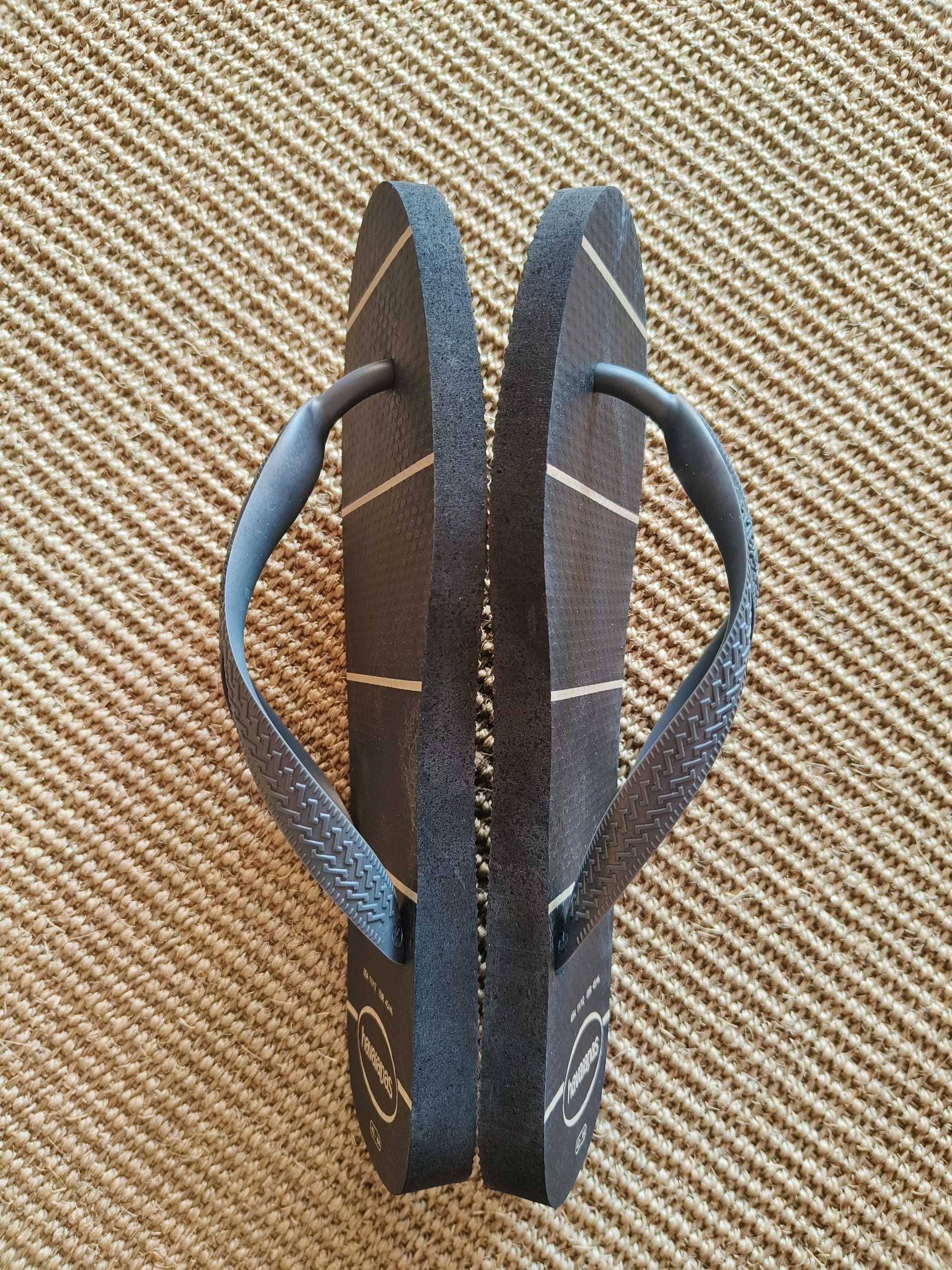 Havaianas Pretas com riscas cinza