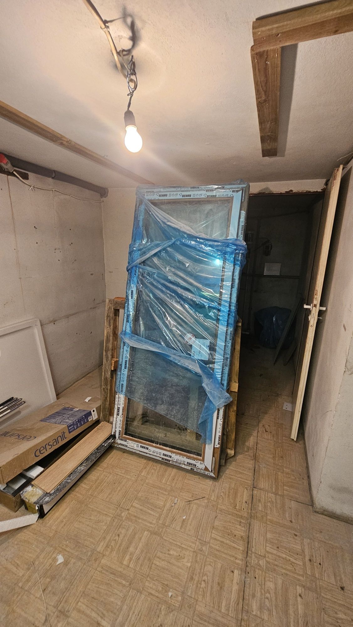 Nowe okno balkonowe REHAU BluSYNEGO 85x200 kolor winchester