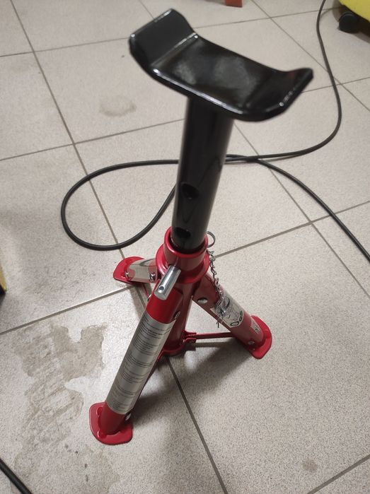 Podpory /stojaki samochodowe.