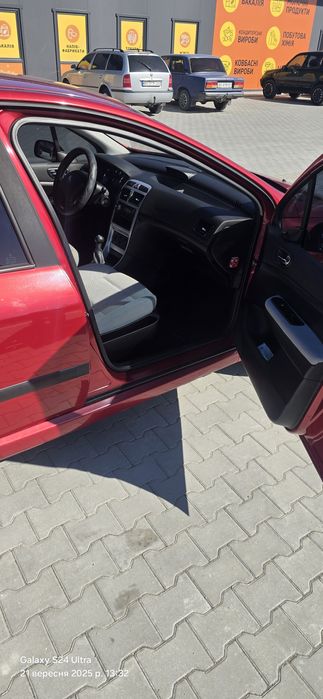 Автомобіль пежо 307