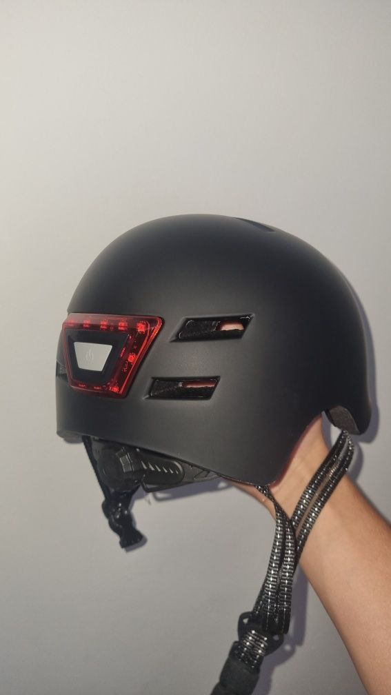 Kask z swiatlami led