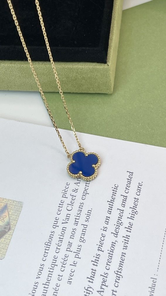 Золотая подвеска в стиле Van Cleef & Arpels.