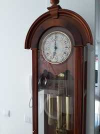Relógio antigo de pé