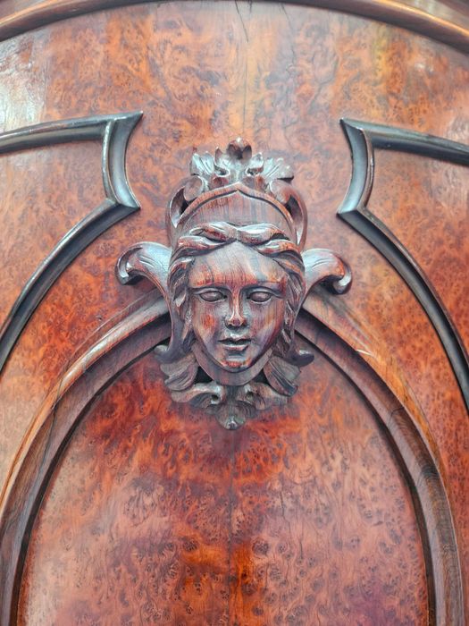 Móvel muito antigo em madeira com tampo em pedra - óptimo es