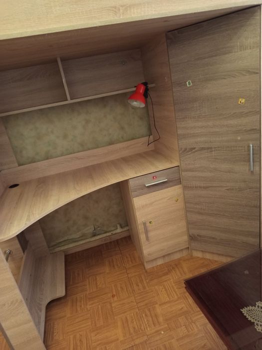 Детская кровать со столом и шкафом