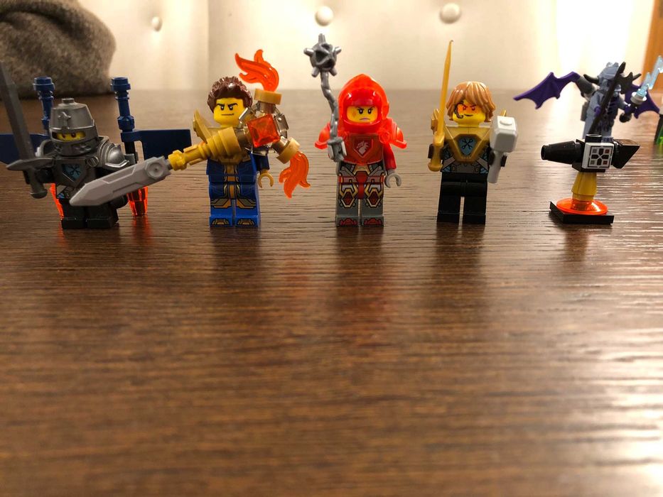 Siedem minifigurek Lego Nexo Knight i dwie sztuki Combo Power Shields