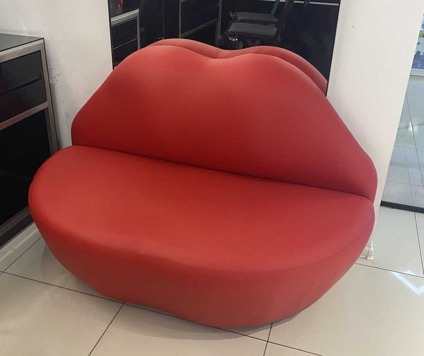 Диван в формі губ
