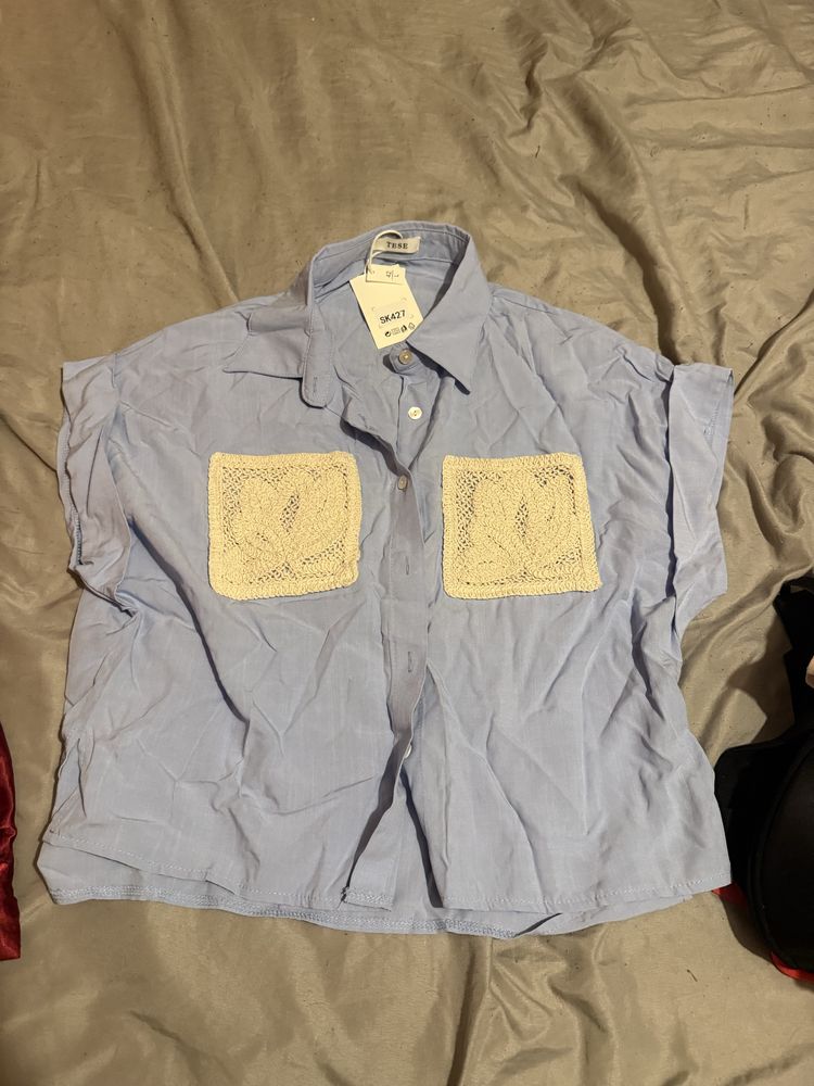 2 camisas lindas em rosa e azul