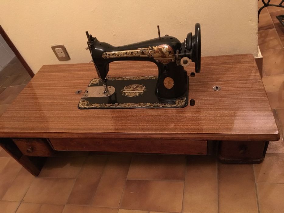 Máquina de costura antiga - Singer