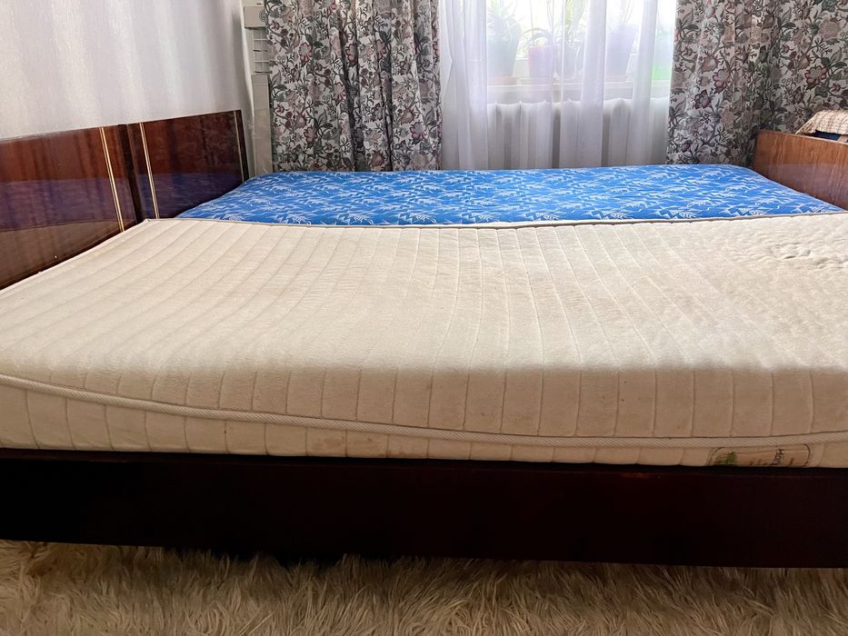Продам два ліжка з матрацами
