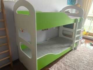 Piętrowe łóżko z materacami i stelażem