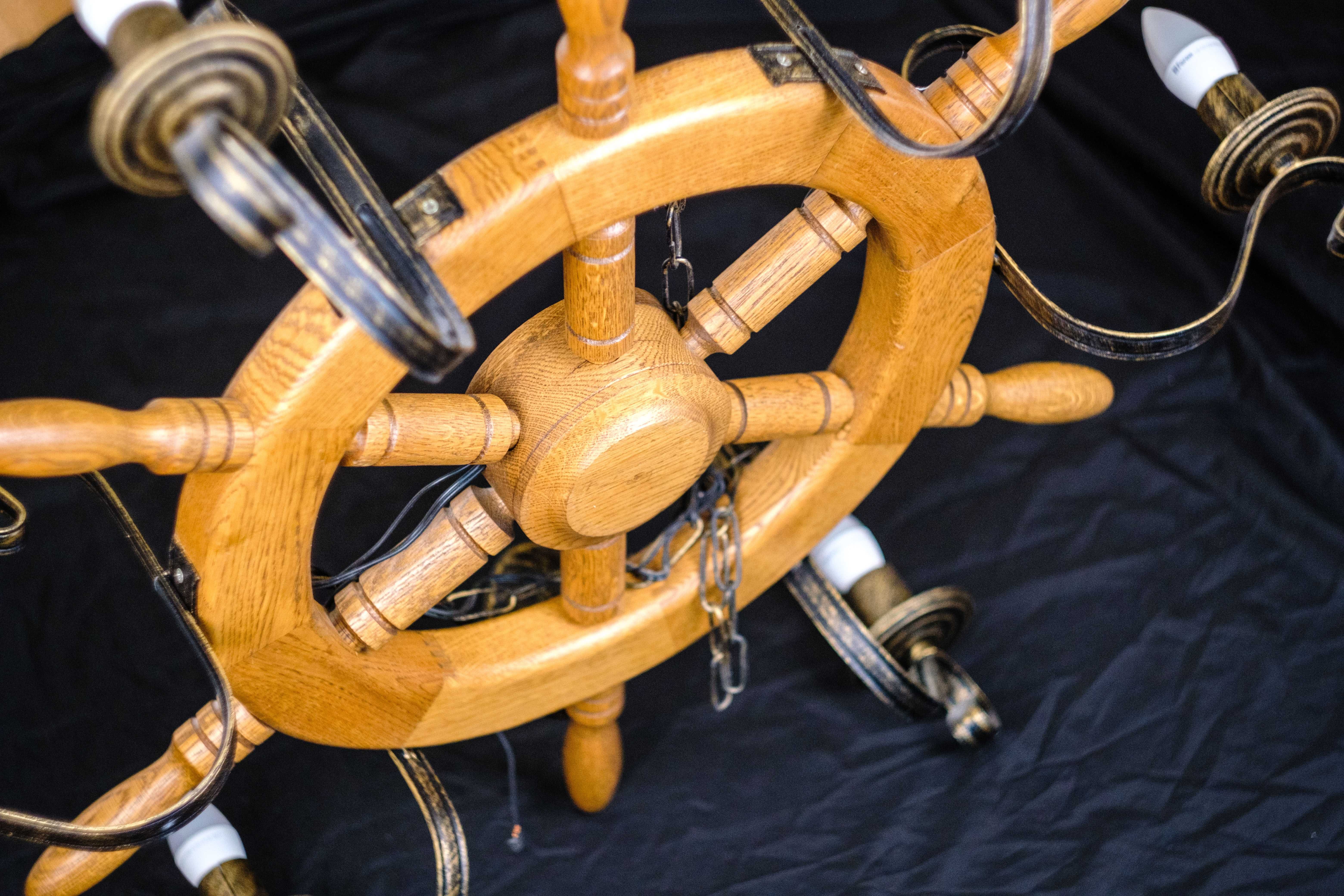 Люстра деревянная в форме корабельного штурвала с кованными элементами