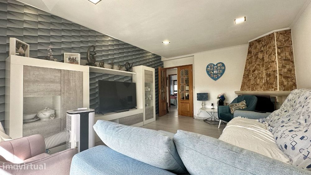 Apartamento T2, 1ºandar sem elevador localizado na quinta do conde