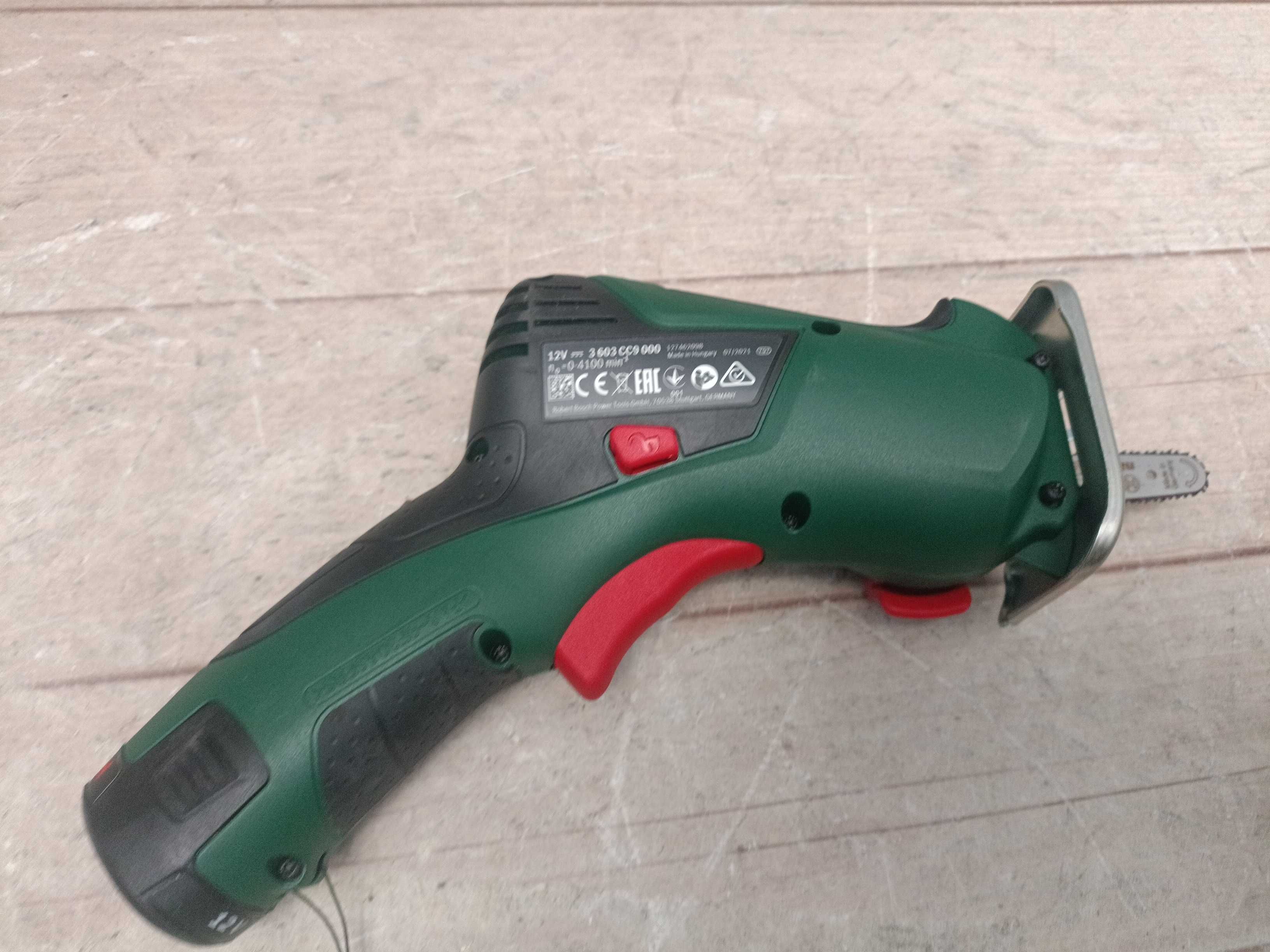 Bosch EasyCut 12 акумуляторна міні-пила NanoBlade + АКБ + ЗП у кейсі