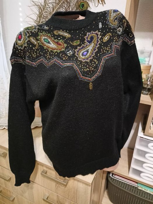Вінтажний жіночий теплий світер з вишивкою,вʼязана жіноча кофта