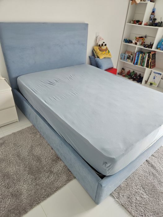 Cama tamanho de casal mas foi usada por uma crianca