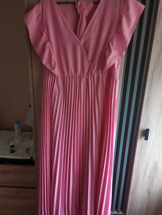 Mam do sprzedania trzy nowe sukienki.