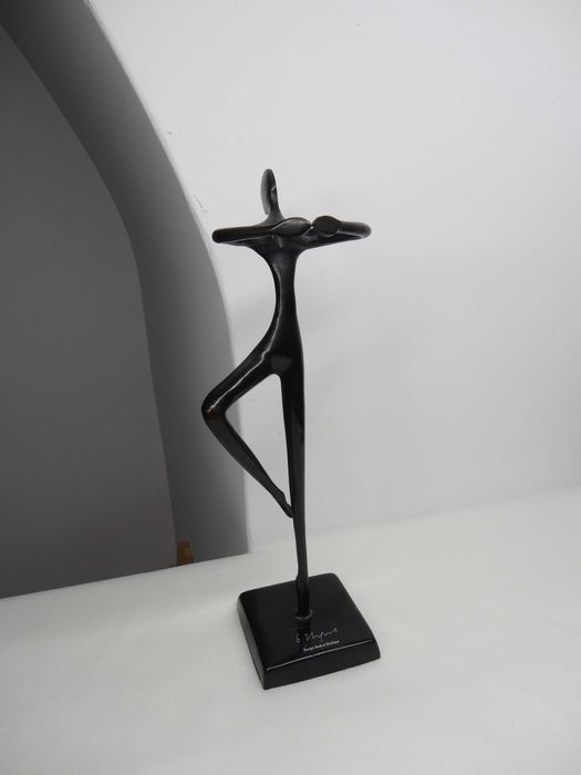 Figura z brązu projektu Bodrul Khalique