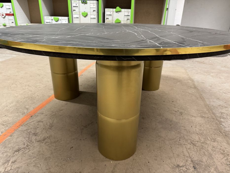 Stół złoty okrągły do salonu kawowy