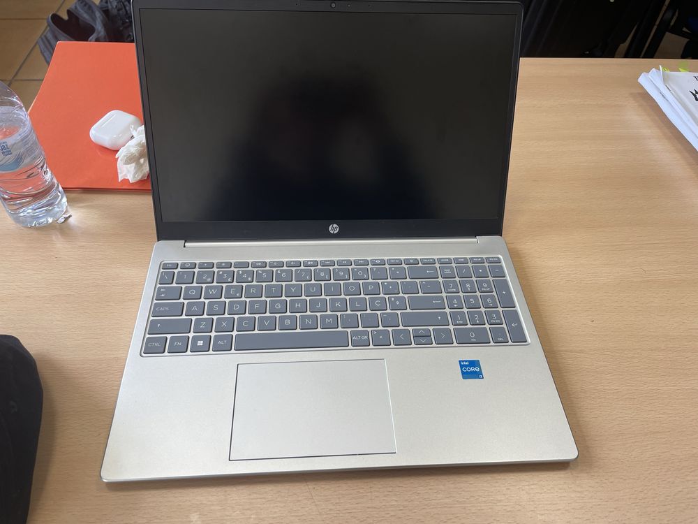 Computador com garantia, como novo.
