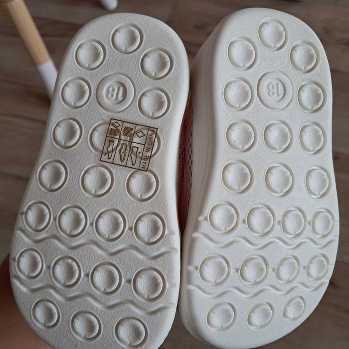 Nowe kapcie/sandały r. 21 do żłobka