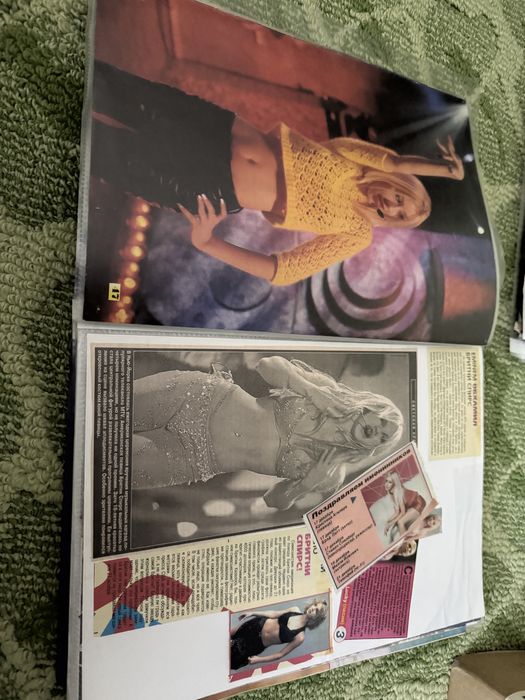 Статті, CD та плакати Брітні Спірз та Христина Агілера